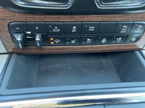 Used 2018 RAM 1500 Laramie image 30