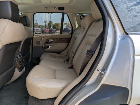 Used 2018 Land Rover Range Rover HSE image 15