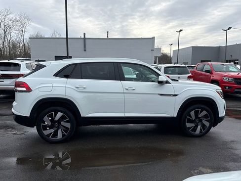Used 2024 Volkswagen Atlas Cross Sport SE image 3