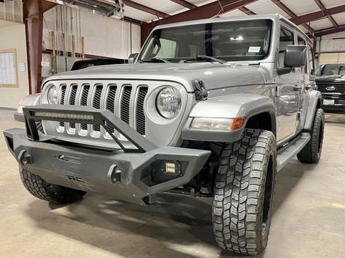 Used 2020 Jeep Wrangler Unlimited Sahara image 3