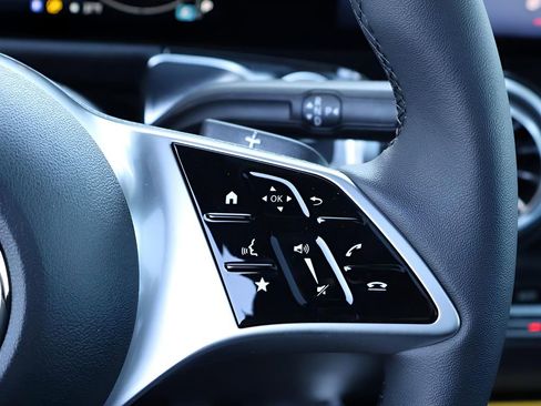 Certified 2025 Mercedes-Benz GLB 250 4MATIC image 33