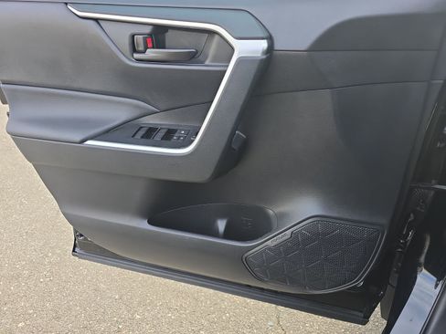 Used 2022 Toyota RAV4 LE image 33