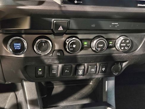 Used 2020 Toyota Tacoma TRD Sport w/ Technology Package AWD/4WD image 31