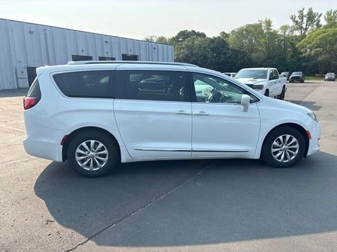 Used 2018 Chrysler Pacifica Touring-L w/ Premium Audio Group FWD image 11