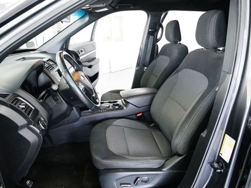 Used 2018 Ford Explorer XLT image 9