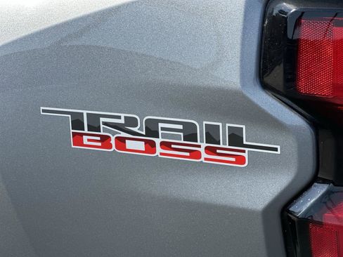 Used 2024 Chevrolet Colorado Trail Boss w/ Technology Package image 7