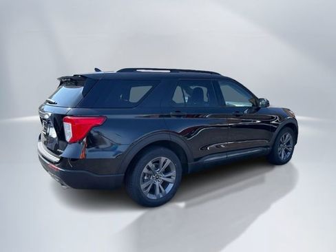 Certified 2022 Ford Explorer XLT w/ Equipment Group 202A image 5