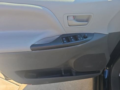 Used 2020 Toyota Sienna L image 16