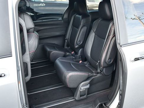 Used 2025 Toyota Sienna XSE image 17