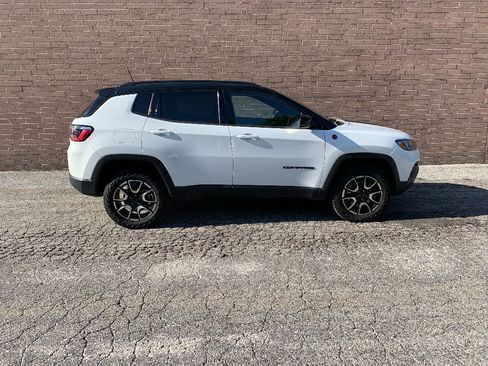Used 2025 Jeep Compass Trailhawk AWD/4WD image 6