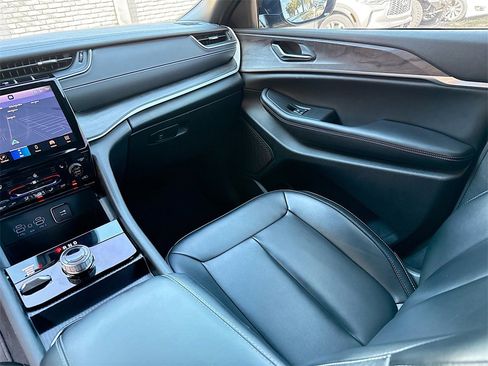 Used 2024 Jeep Grand Cherokee Limited w/ Black Appearance Package image 26