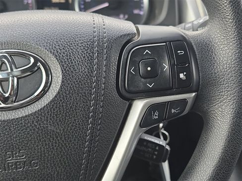 Used 2017 Toyota Highlander LE image 22