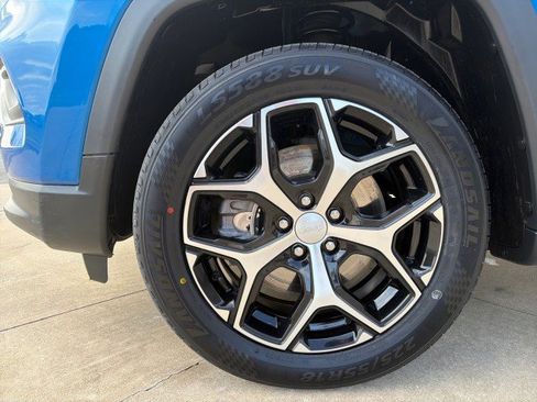 Used 2024 Jeep Compass Latitude image 10