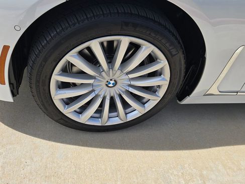 Used 2021 BMW 740i w/ Premium Package image 9