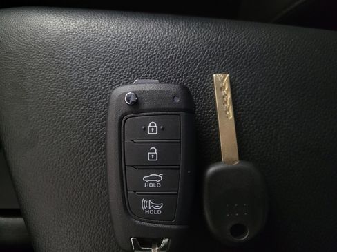 Used 2025 Hyundai Elantra SE FWD image 32