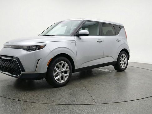 Used 2025 Kia Soul LX w/ LX Technology Package FWD image 3