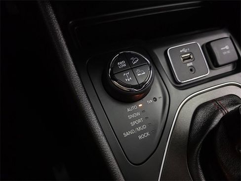 Used 2019 Jeep Cherokee Trailhawk w/ Cold Weather Group image 16