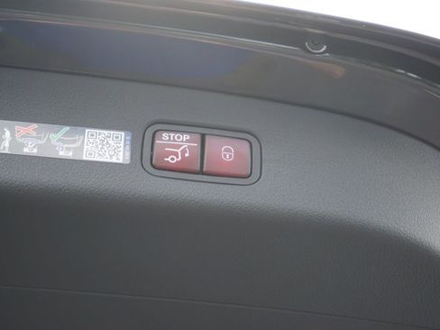 Used 2025 Mercedes-Benz GLC 300 4MATIC image 50