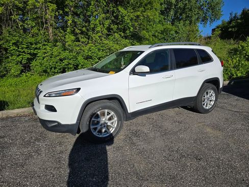 Used 2018 Jeep Cherokee Latitude Plus w/ Cold Weather Group AWD/4WD image 2