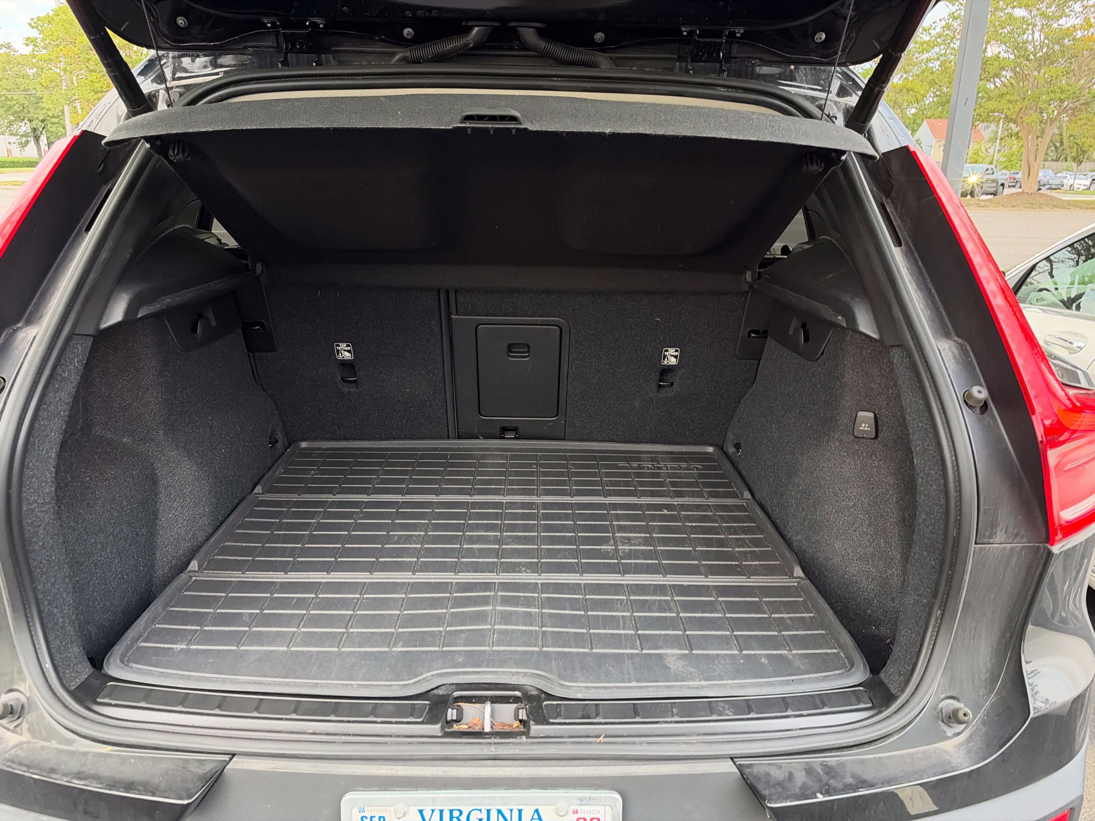Used 2023 Volvo XC40 B4 Plus w/ Protection Package Premier FWD image 9