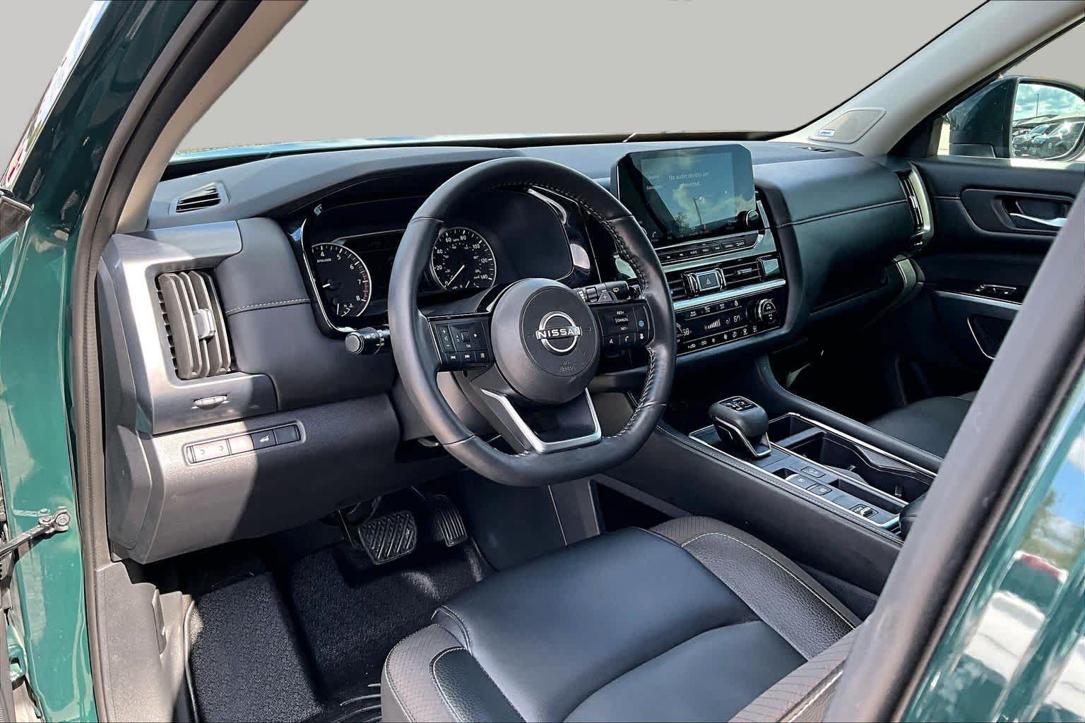 Used 2024 Nissan Pathfinder SL w/ SL Premium Package FWD image 18