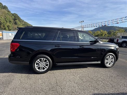 Used 2024 Ford Expedition Max XLT image 3