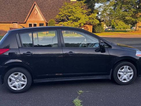 Used 2011 Nissan Versa 1.8 S w/ Plus Pkg image 9