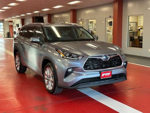 Used 2022 Toyota Highlander Limited FWD image 2