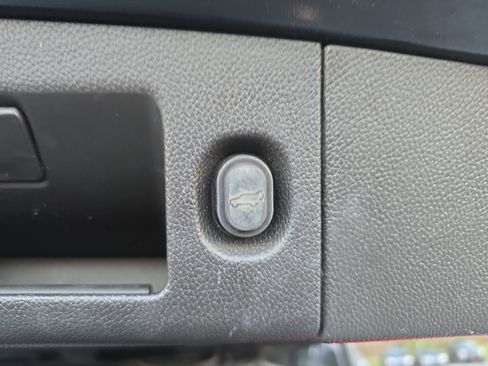 Used 2019 Chevrolet Suburban LT image 14