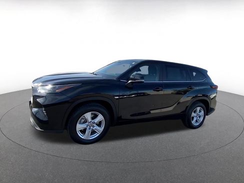 Used 2025 Toyota Highlander LE image 8