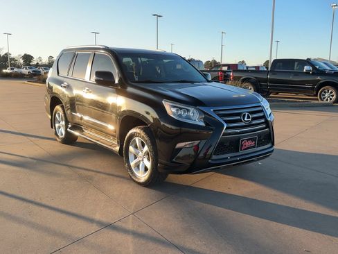 Used 2017 Lexus GX 460 image 2