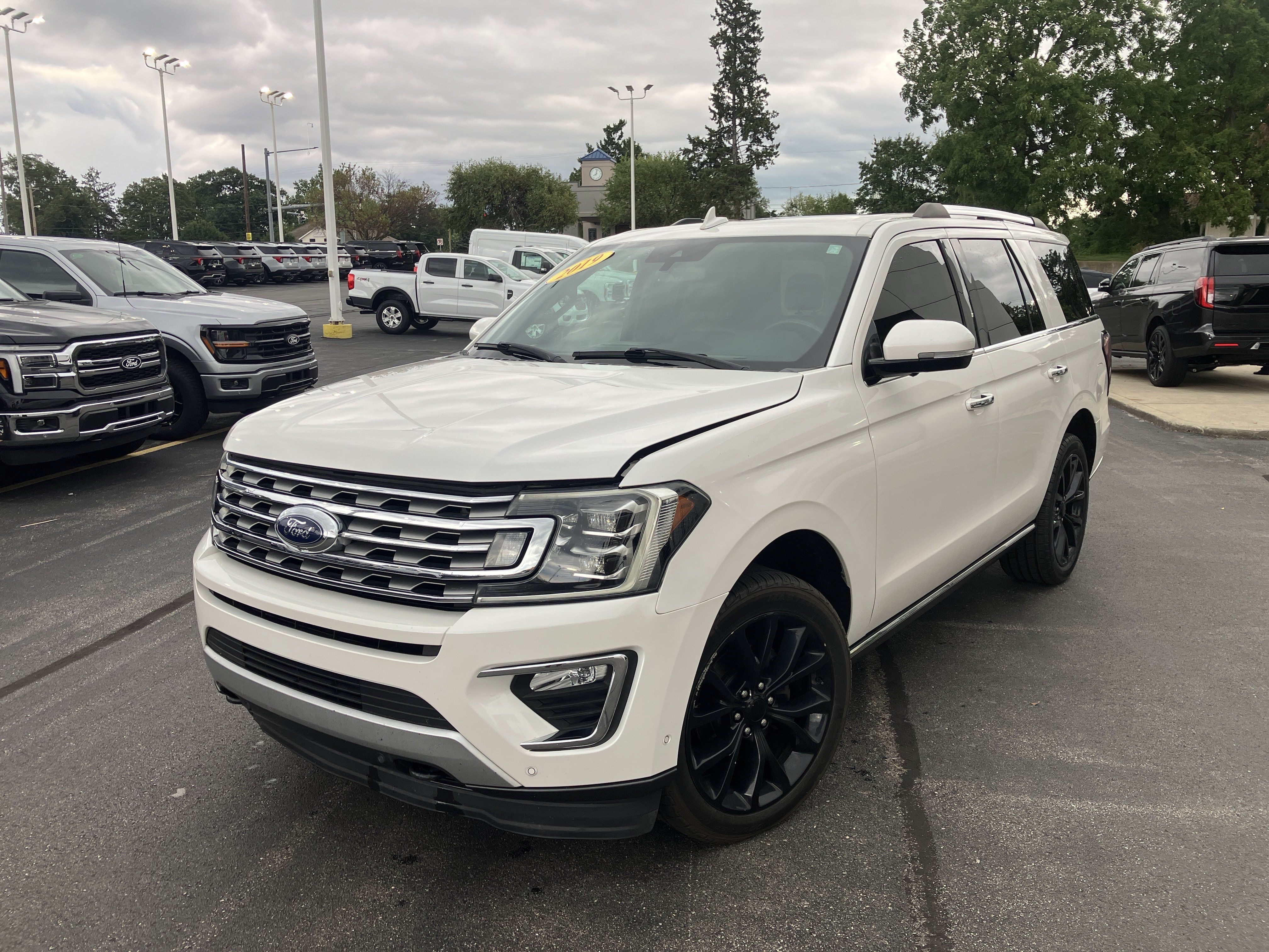 Used 2019 Ford Expedition Limited w/ Equipment Group 302A AWD/4WD image 3