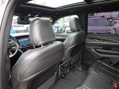 Used 2024 Jeep Grand Cherokee Limited w/ Black Appearance Package image 21