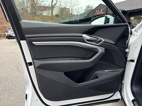 Used 2022 Audi e-tron Premium w/ Convenience Plus Package image 20