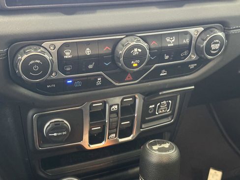 Used 2025 Jeep Wrangler Unlimited Sahara image 25