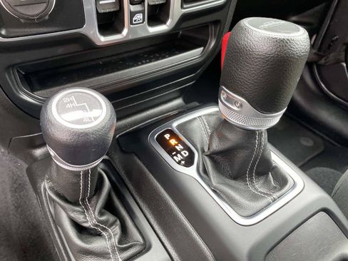 Used 2022 Jeep Gladiator Overland w/ Cold Weather Group AWD/4WD image 18