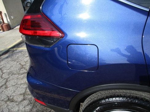 Used 2017 Nissan Rogue S image 18