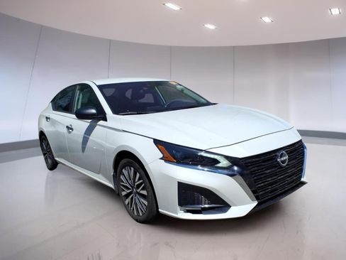 Used 2024 Nissan Altima 2.5 SV FWD image 1