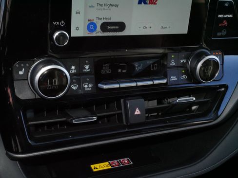 Certified 2025 Toyota Highlander XLE image 23