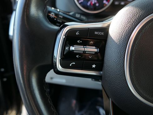 Used 2023 Kia Carnival LX image 14