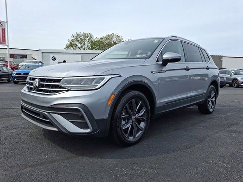 Certified 2022 Volkswagen Tiguan SE w/ Panoramic Sunroof Package image 3