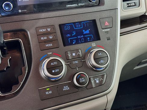 Used 2020 Toyota Sienna XLE image 19
