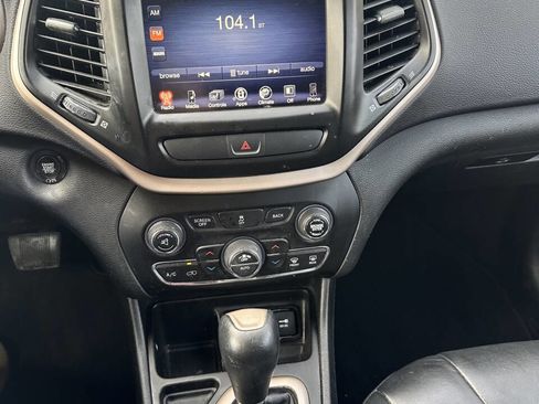 Used 2017 Jeep Cherokee Limited image 17