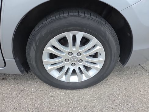Used 2017 Toyota Sienna XLE FWD image 13