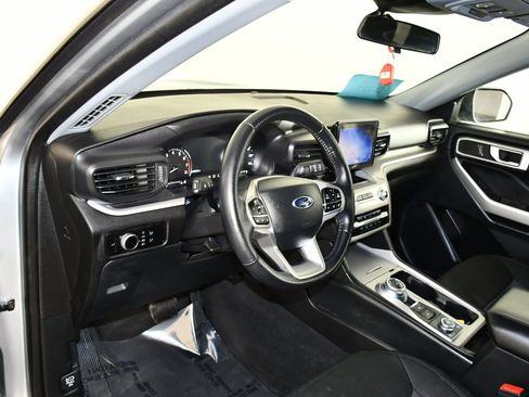 Used 2023 Ford Explorer XLT AWD/4WD image 36