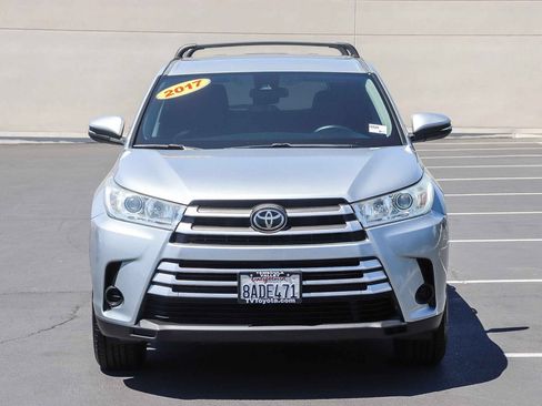 Used 2017 Toyota Highlander LE w/ Carpet Mat Package FWD image 2