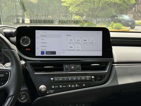 Used 2025 Lexus ES 300h w/ Technology Package FWD image 10