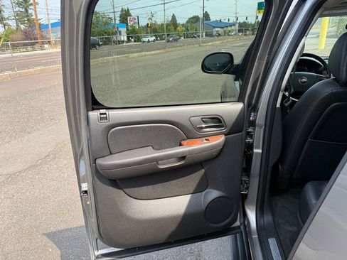 Used 2008 Chevrolet Suburban LTZ w/ LTZ Preferred Equipment Group AWD/4WD image 14