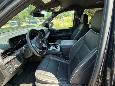 Used 2025 Chevrolet Suburban Premier AWD/4WD image 22