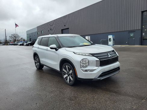 Used 2025 Mitsubishi Outlander SE image 1